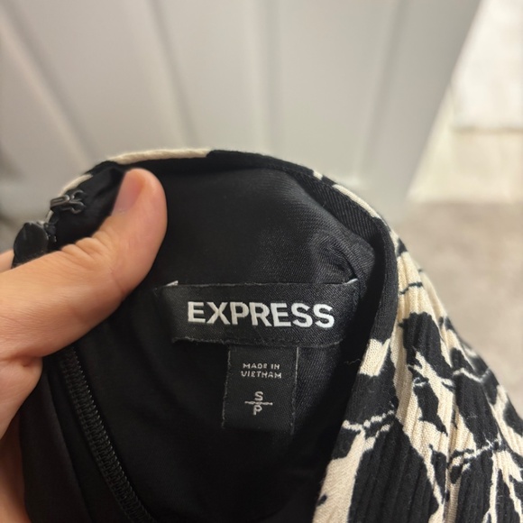 Express Palm Maxi dress with ruffle bottom - Picture 3 of 3